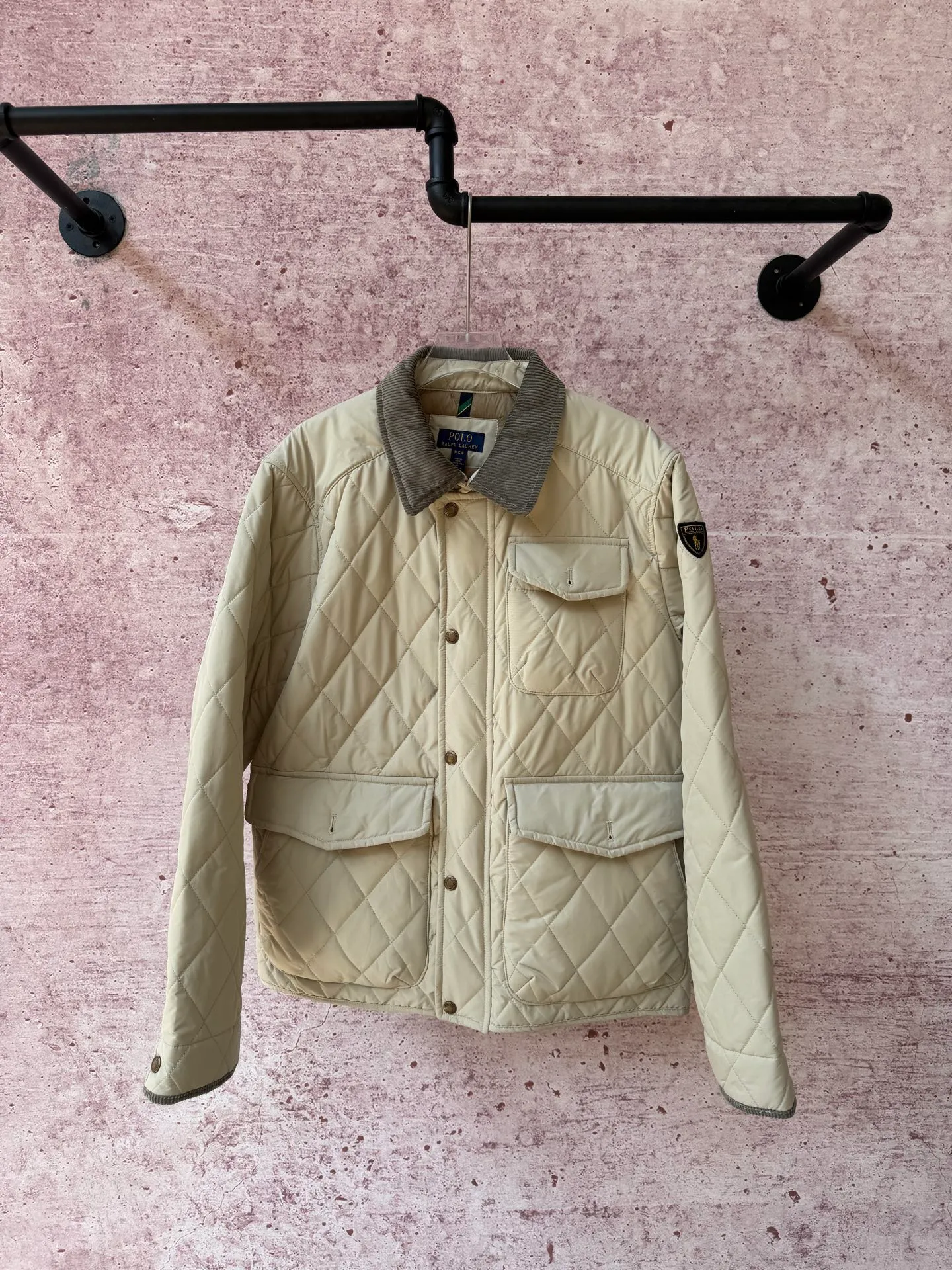 P430 Raff's new rhombus plaid workwear cotton jacket, customized hardware accessories, fine workmanship inside and outside to maintain the original details, simple version, old money style, casual matching, workmanship details restored, diamond grid stitching inside and outside fixed, collar and cuffs with corduroy to add matching attributes, shoulder chapters highlight the brand tonality, hem slit snap design is more matching attributes, full of details